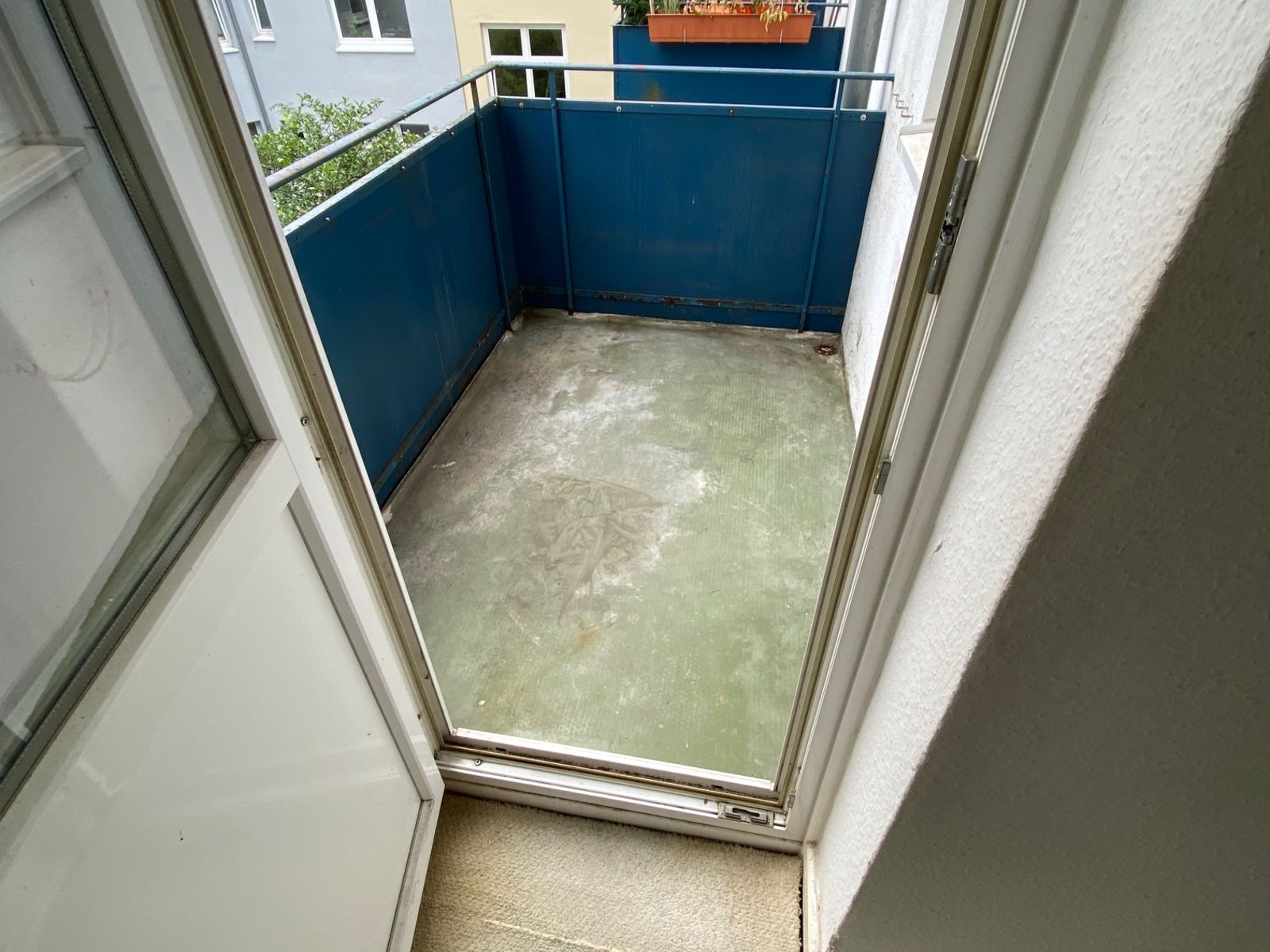 Leerer, gefegter Balkon nach der Räumung