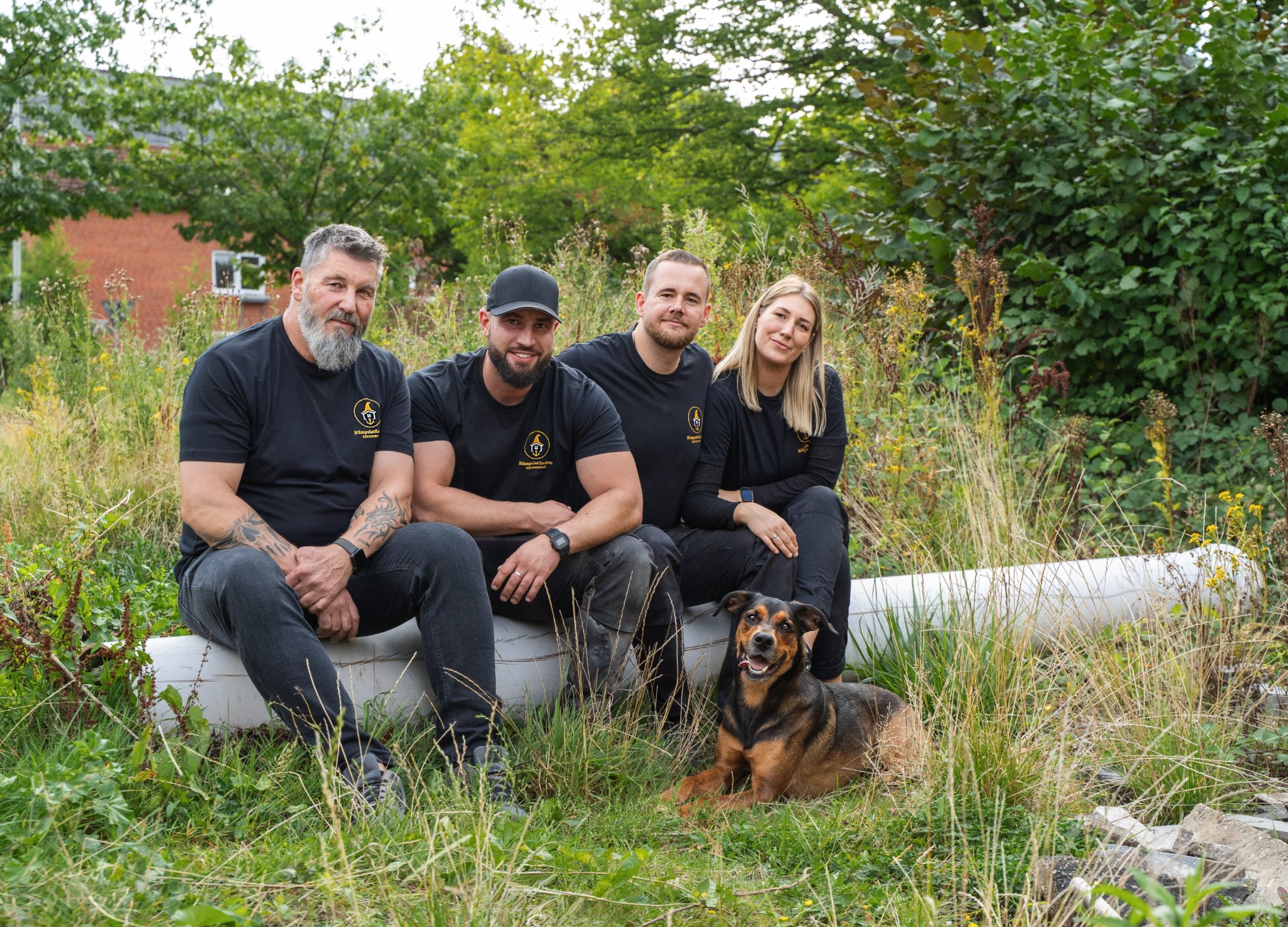 Das Team von Rümpelstilzchen Räumservice mit Hund Louis auf dem Betriebsgelände in Kiel