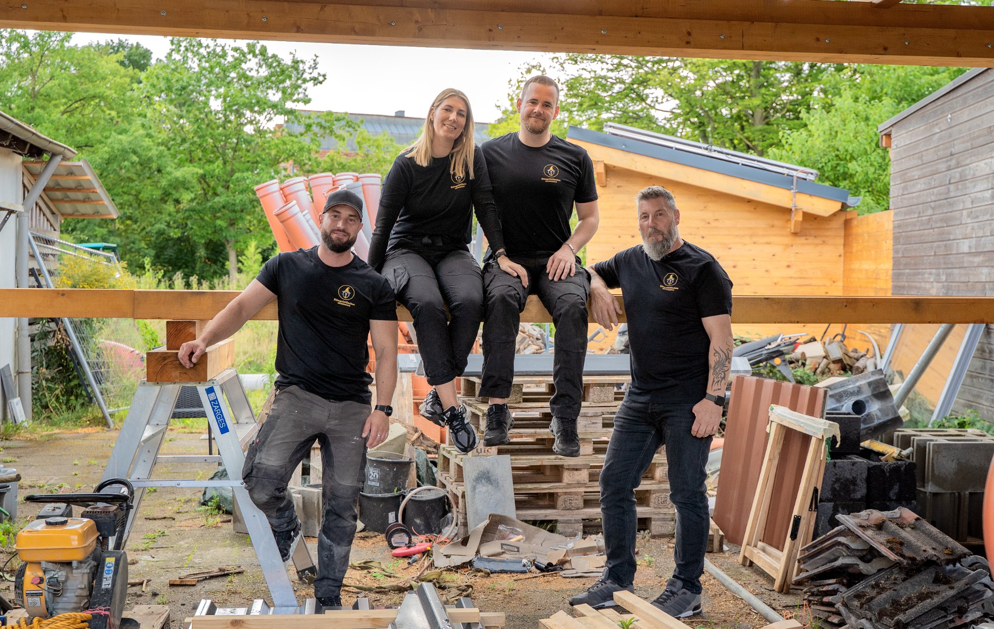 Das vierköpfige Team von Rümpelstilzchen Räumservice mit Hund Louis