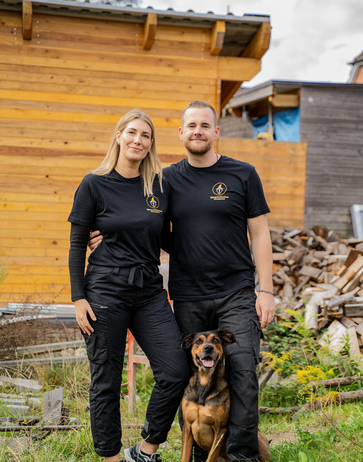 Lisa und Malte vom Rümpelstilzchen Räumservice mit Hund Louis